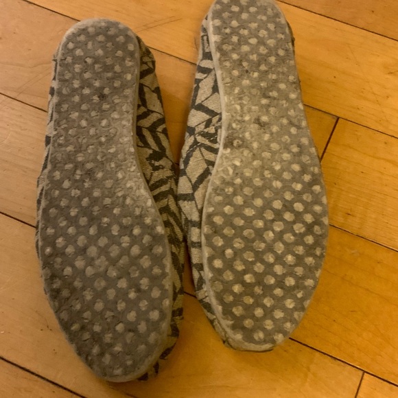 TOMS Women's Chevron Patterned Flats - Picture 6 of 6